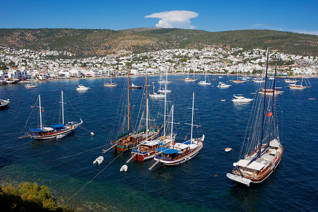  Erhöhte Ansicht traditioneller türkischer Gulets, die im Meer vor Anker liegen. Bodrum, Provinz Mugla, Türkei. 