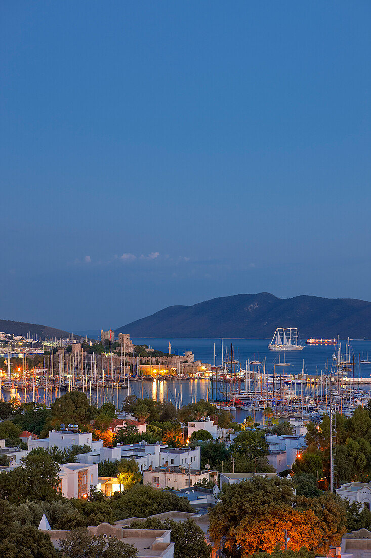 Malerischer Blick auf die in der Abenddämmerung beleuchtete Küstenstadt Bodrum. Provinz Mugla, Türkei.