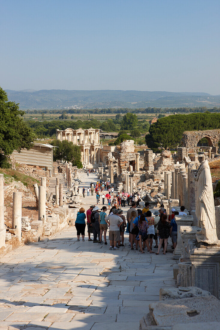 Besucher in der antiken Stadt Ephesus, die zum UNESCO-Weltkulturerbe gehört. Archäologische Stätte Ephesus, Provinz Izmir, Türkei.