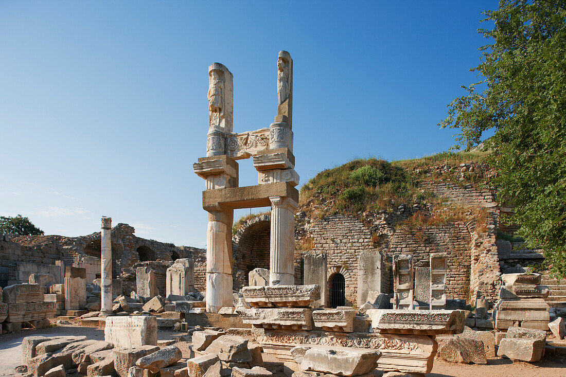 Ruinen Domitiantempel in der antiken Stadt Ephesus, einer UNESCO-Welterbestätte. Archäologische Stätte Ephesus, Provinz Izmir, Türkei.