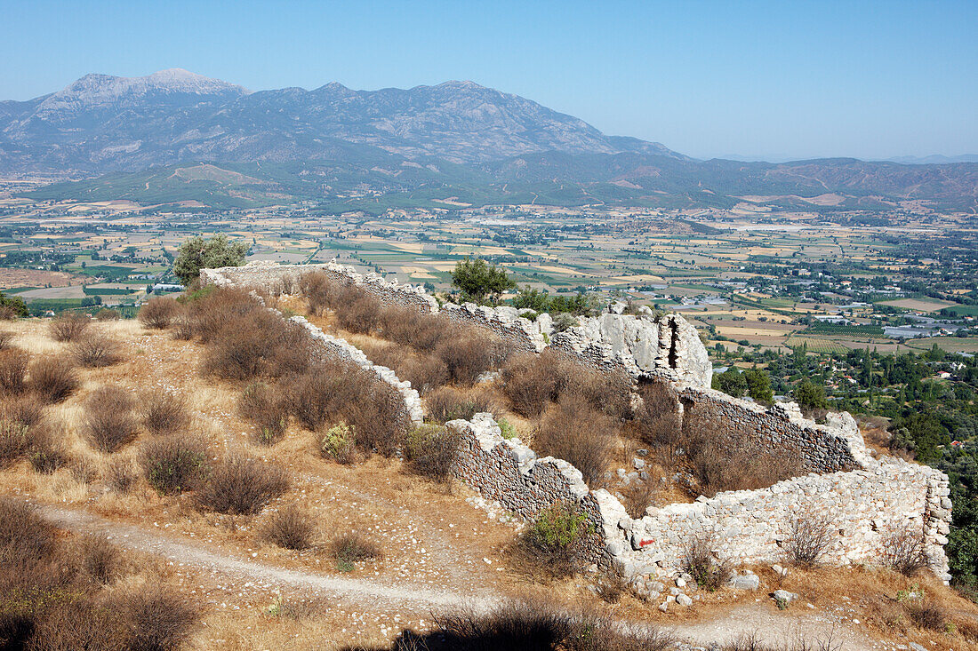  Ruinen auf dem Akropolis-Hügel in Tlos, einer antiken lykischen Stadt im Südwesten der heutigen Türkei. 