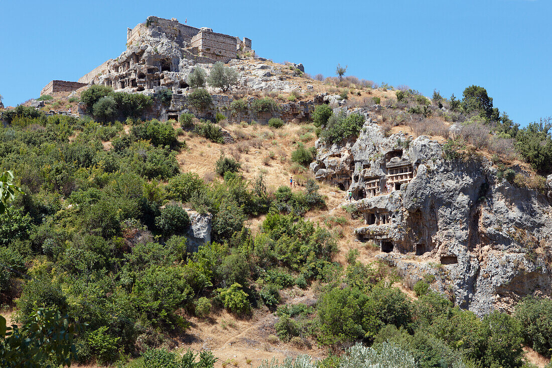  In den Fels gehauene Gräber auf dem Akropolis-Hügel in Tlos, einer antiken lykischen Stadt im Südwesten der heutigen Türkei. 