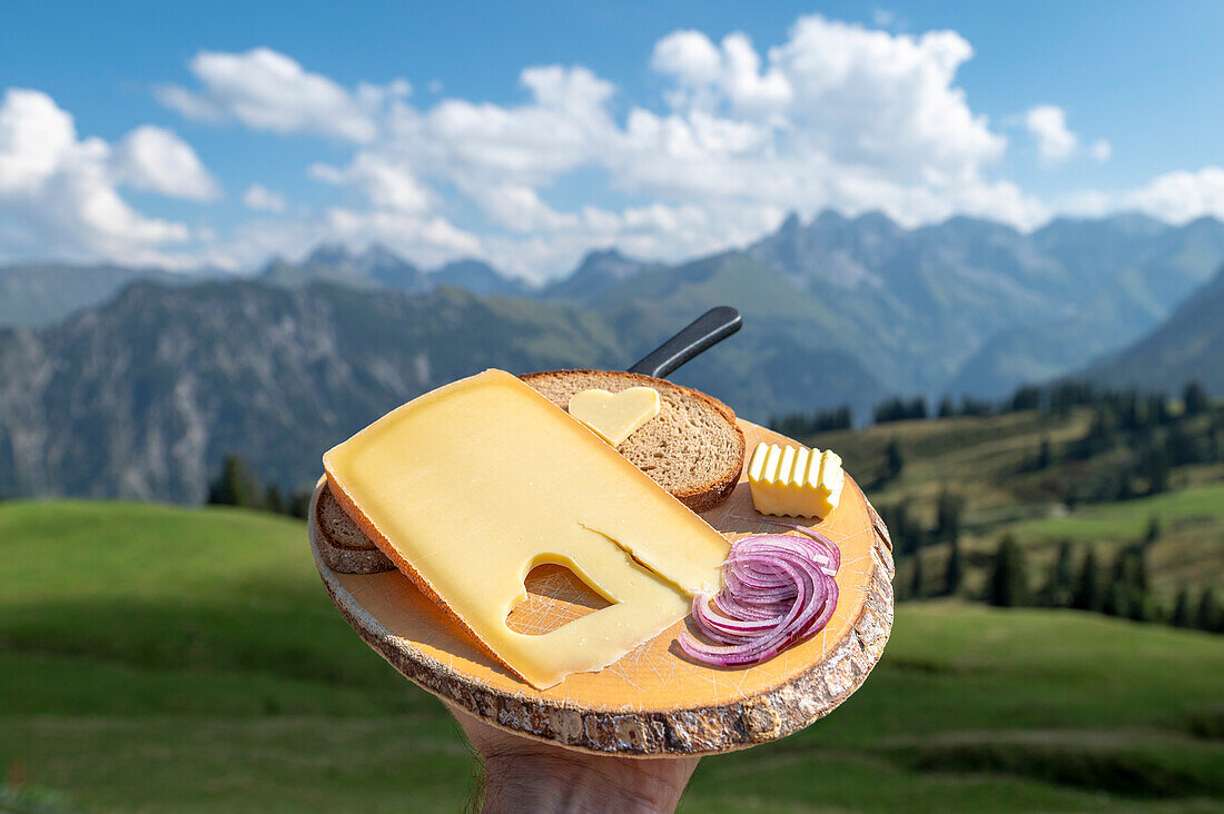 Brotzeitteller in den Allgäuer Alpen, Fellhorn, Brotzeit, Bergkäse, Gastwirtschaft, Berglandschaft, Alpen, Oberallgäu, Bayern, Deutschland