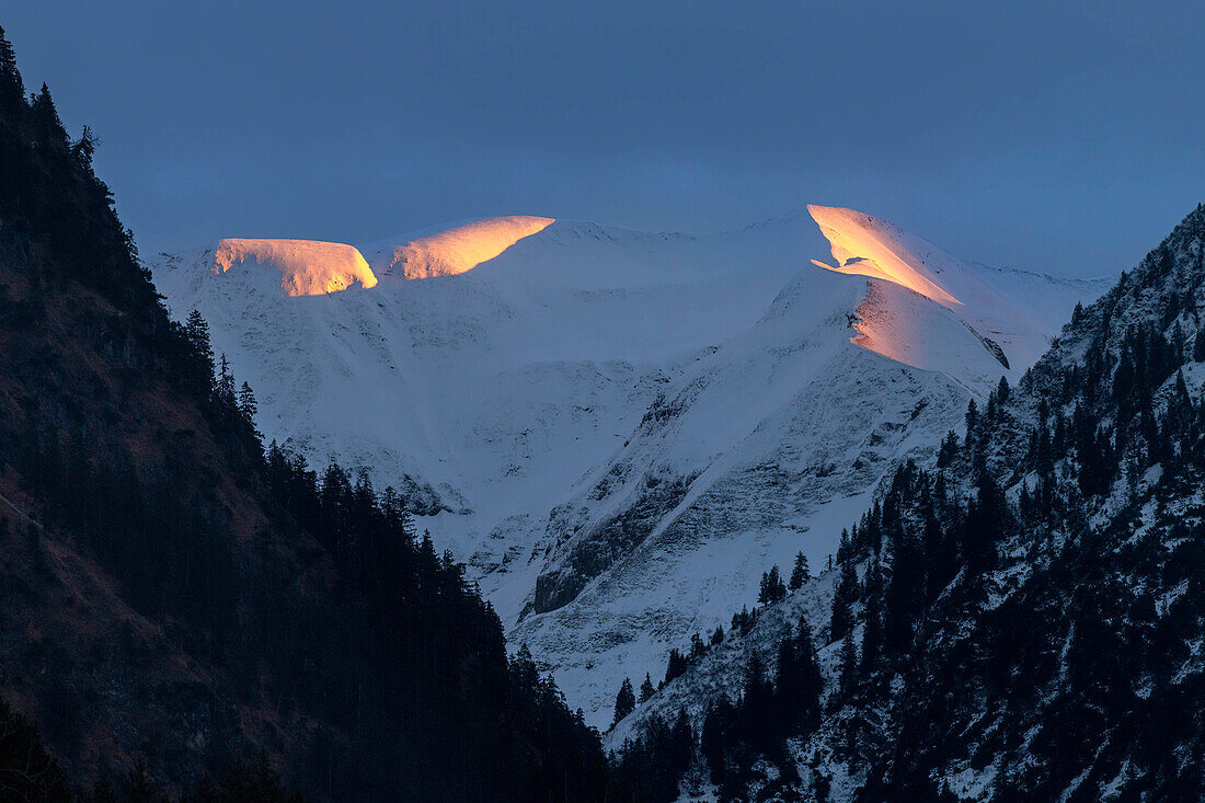  Mountain landscape, winter landscape, alpenglow on snow-covered mountain peaks, summit, Oberallgäu, Bavaria, Alps, Germany\n 