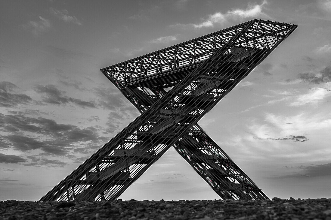 Saarpolygon Ensdorf, Graustufen, Landkreis Saarlouis, stählerne Skulptur, Denkmal beendeter Steinkohlenbergbau, Saarland, Deutschland