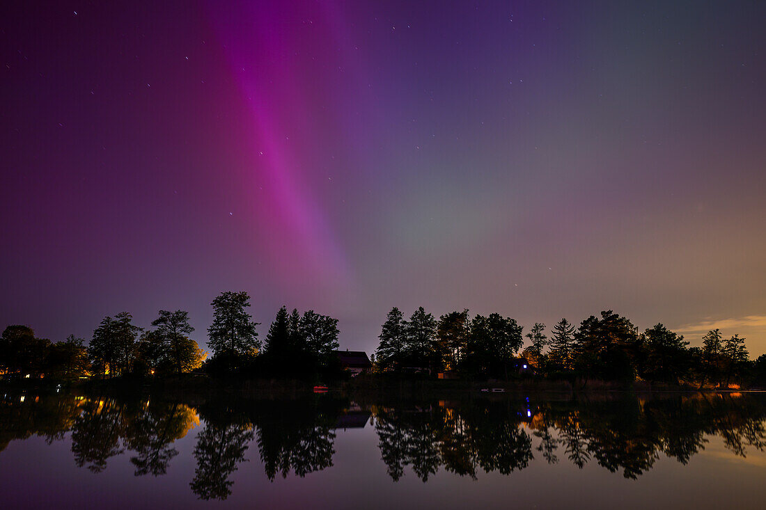  Northern lights with water reflection over the Dahme-Heideseen Nature Park, long exposure, night shot, Aurora borealis, Dahme-Spreewald, Krummensee, Brandenburg, Germany\n 