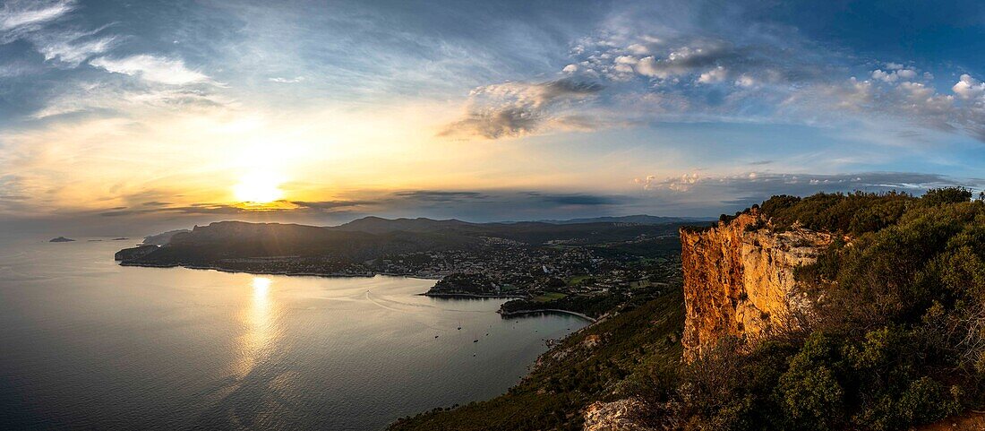 Steilklippe, Steilküste Cap Canaille, Forêt Communale de Cassis, Blick auf die Stadt Cassis, Klippe, Mittelmeer, Frankreich, Südfrankreich, Panorama