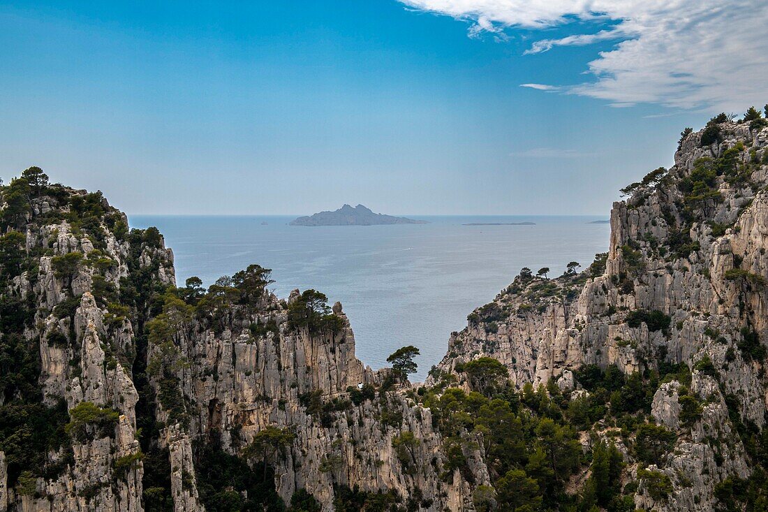 Blick über Felsen auf Insel im Mittelmeer in der Region Cassis, Klippe, Mittelmeer, Nationalpark Calanques, Frankreich, Südfrankreich