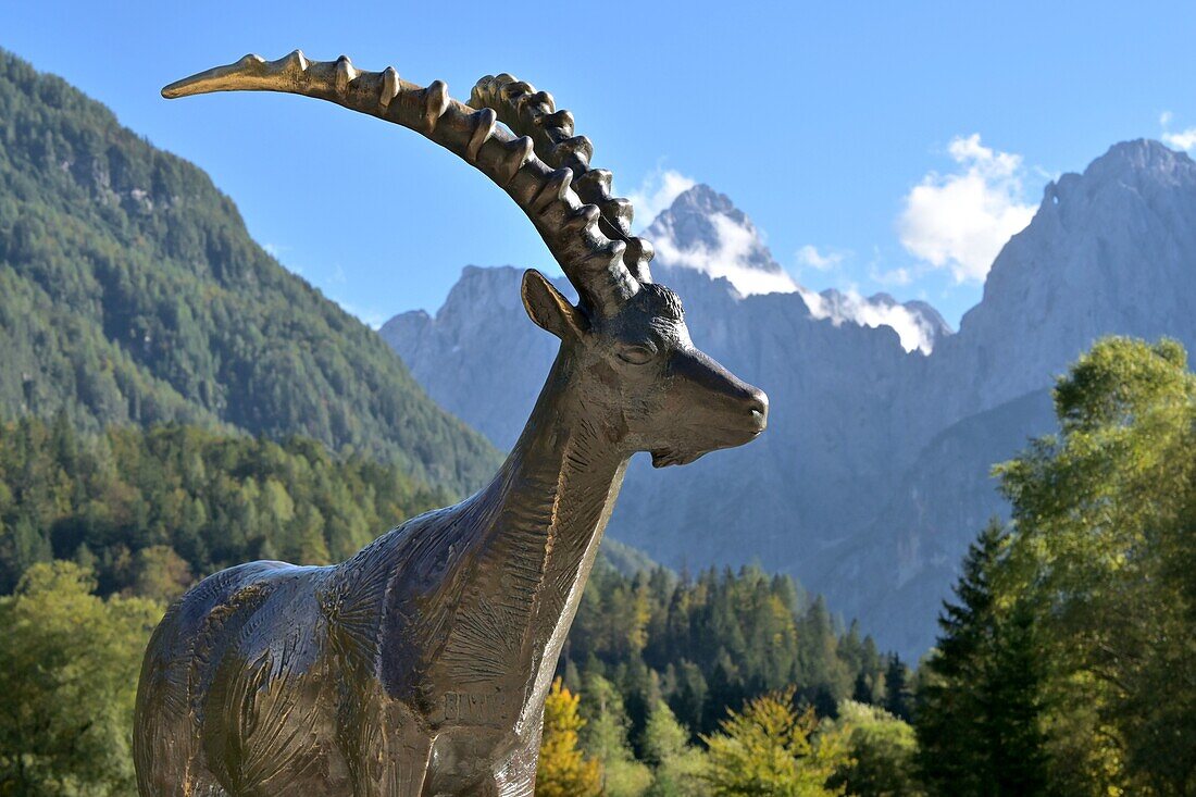 Skulptur Tierfigur Steinbock am Jasna-See bei Kranjska Gora, Julische Alpen, Slowenien