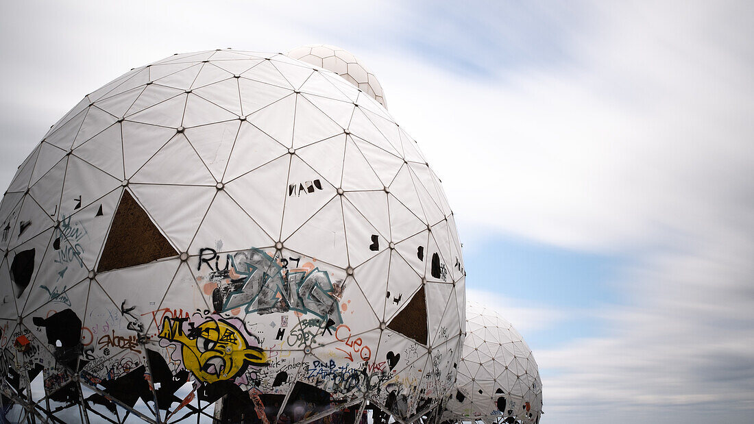 Blick auf die Radarkuppel der ehemaligen Abhörstation auf dem Teufelsberg, Grunewald, Berlin, Deutschland, Europa