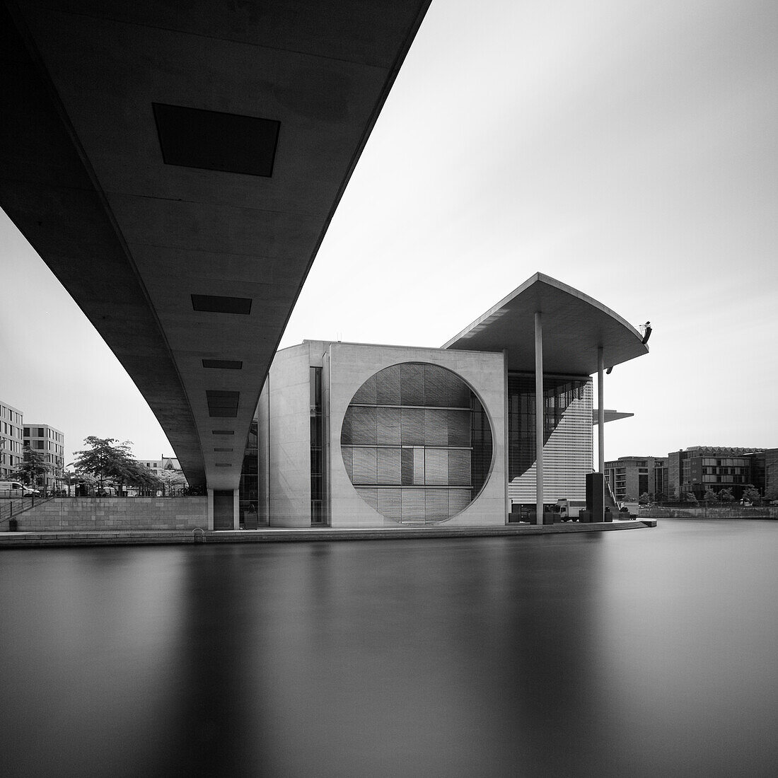 Blick auf den Marie-Elisabeth-Lüders-Steg im Regierungsviertel von Berlin, Deutschland, Europa