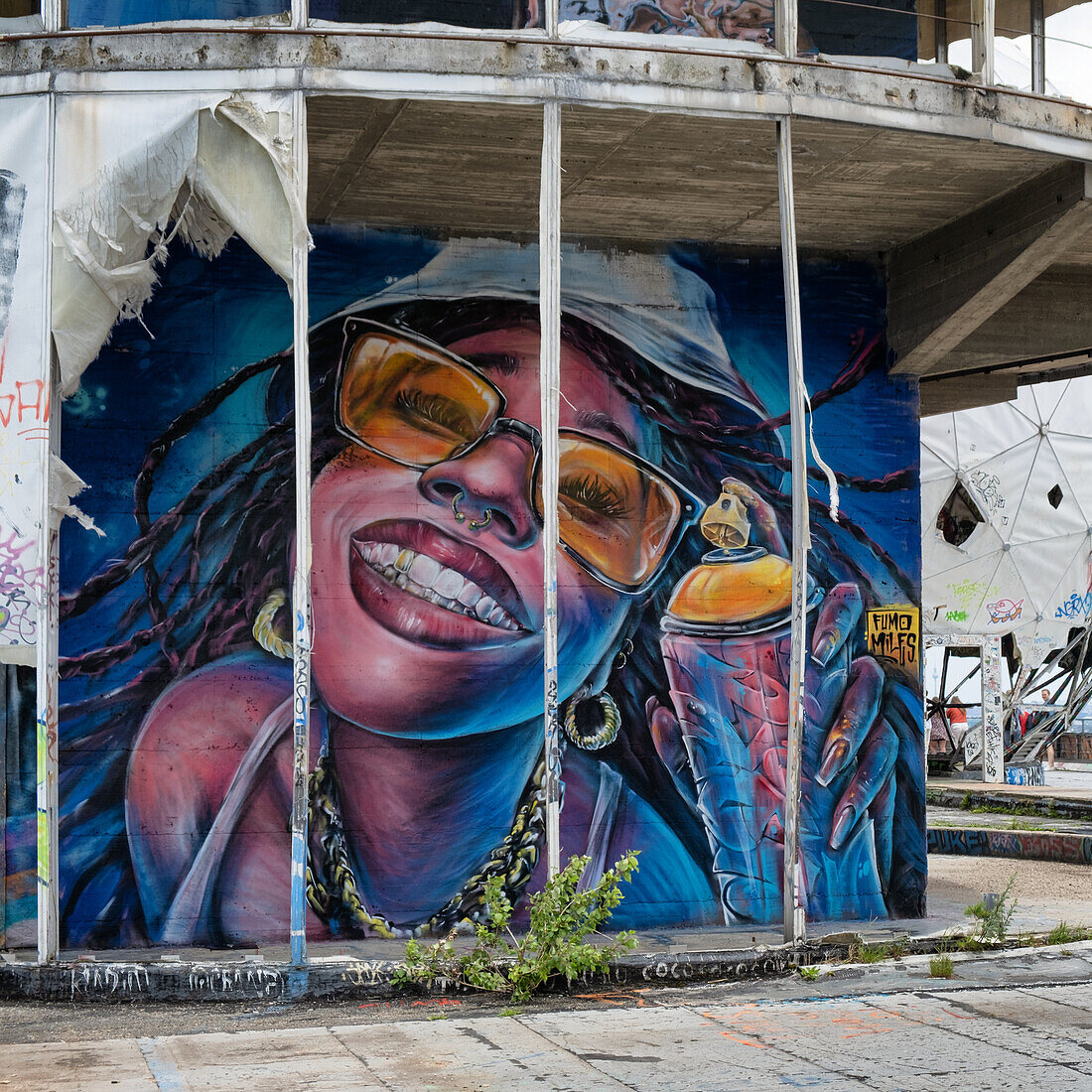 Blick auf die Radarkuppel der ehemaligen Abhörstation auf dem Teufelsberg, Grunewald, Berlin, Deutschland, Europa