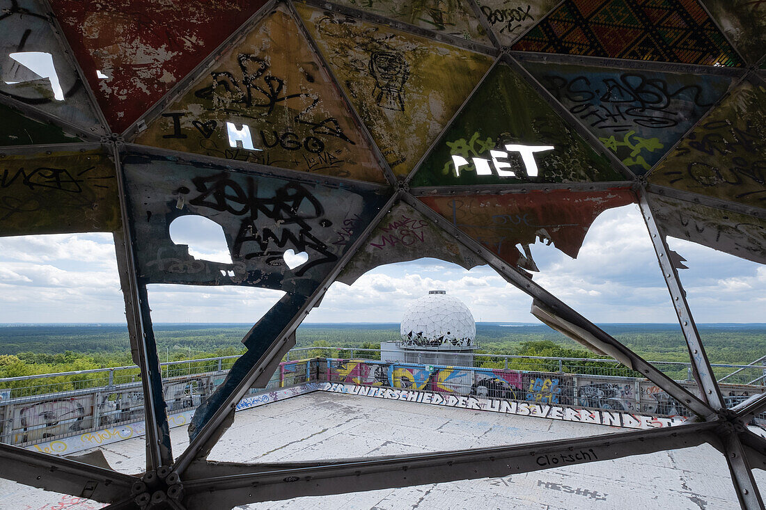 Blick auf die Radarkuppel der ehemaligen Abhörstation auf dem Teufelsberg, Grunewald, Berlin, Deutschland, Europa