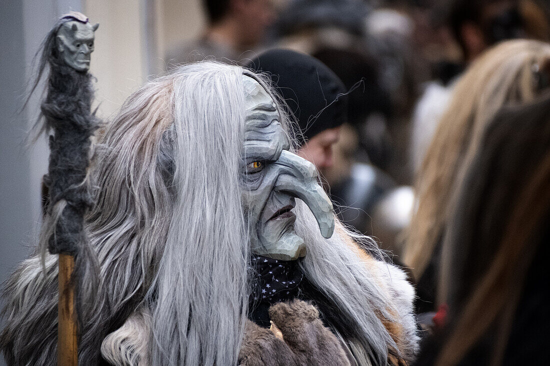 Detailaufnahme Perchtkostum auf dem Krampuslauf in München, Bayern, Deutschland, Europa