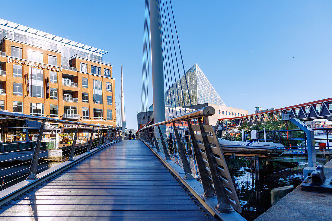 Harbor Bridge Walk und Marine Mammal Pavilion am Inner Harbor (Innenhafen) in Baltimore, Maryland, USA