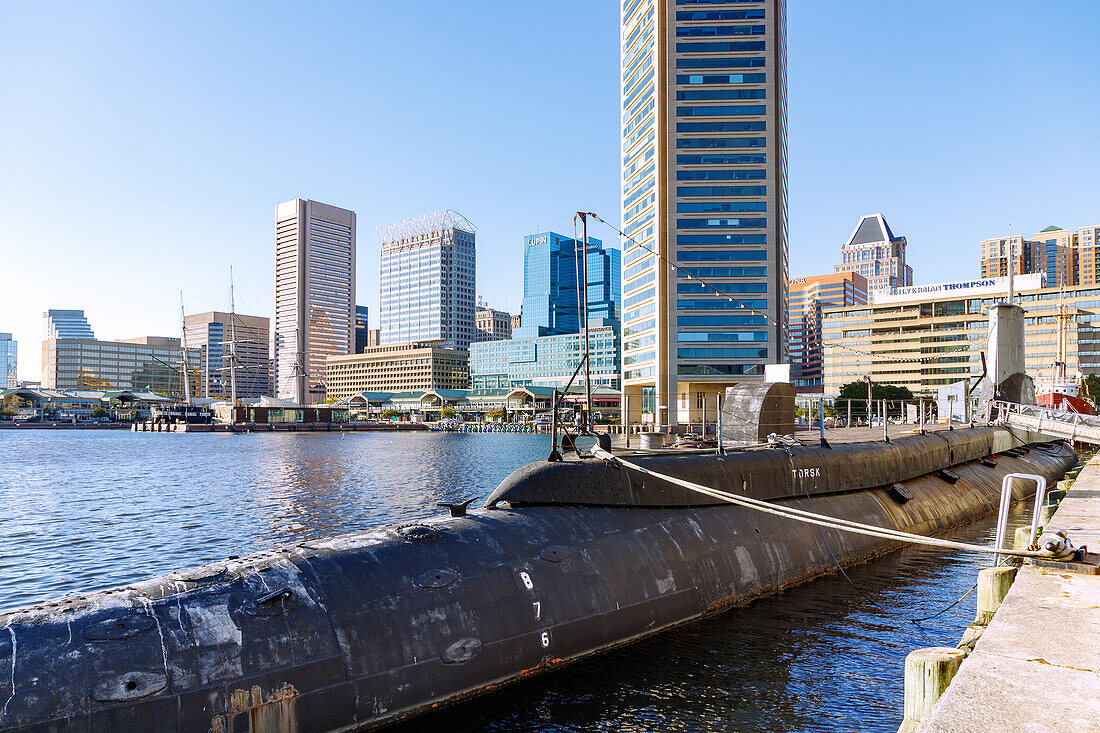 World Trade Center und Historic Ships mit U-Boot USS Torsk im Inner Harbor (Innenhafen) in Baltimore, Maryland, USA