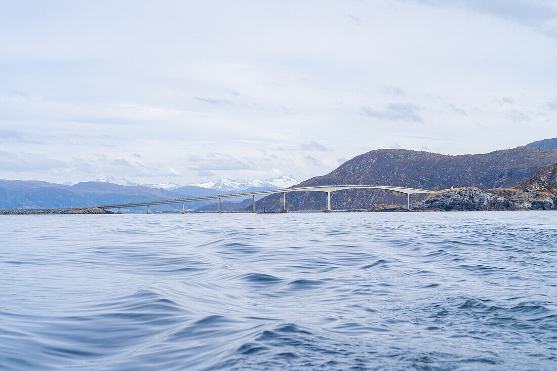 Norwegen, Insel Runde, Brücke auf die Insel Runde