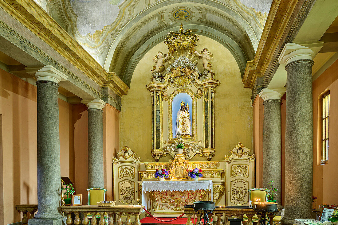 Marienstatue der Schwarzen Madonna der Klosterkirche Santuario Graglia, Madonna di Loreto, Biella, Alpi Biellesi, Walliser Alpen, Piemont, Italien