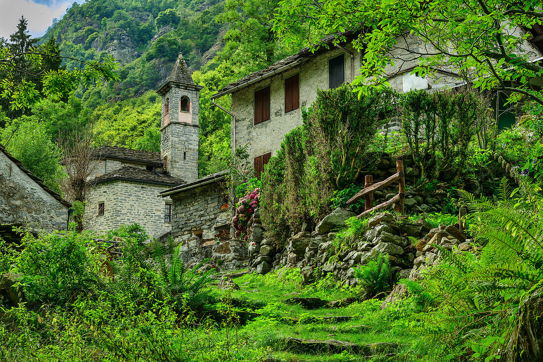 Historische Almsiedlung mit Kirche, nahe Madonna della Neve, GTA, Grande Traversée des Alpes, Biella, Alpi Biellesi, Walliser Alpen, Piemont, Italien