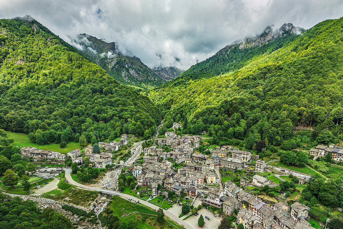  Mountain village of Piedicavallo in the Valais mountains, Biella, Alpi Biellesi, Valais Alps, Piedmont, Italy 