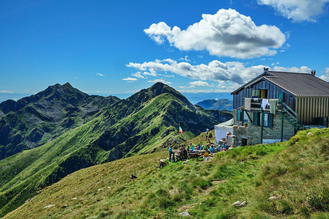  Hut Rifugio Coda with Colma di Mombarone in the background, Rifugio Coda, GTA, Grande Traversée des Alpes, Biella, Alpi Biellesi, Valais Alps, Piedmont, Italy 