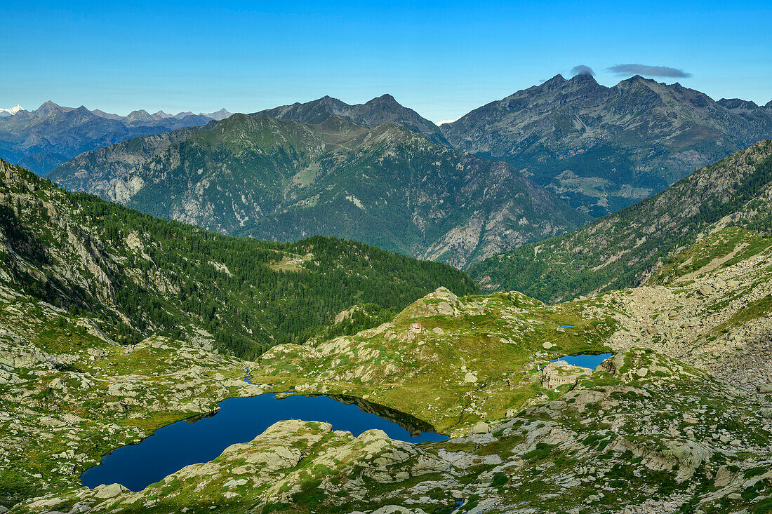 Hütte Rifugio Barma steht in Felsgelände mit Bergseen, Rifugio Barma, GTA, Grande Traversée des Alpes, Biella, Alpi Biellesi, Walliser Alpen, Piemont, Italien