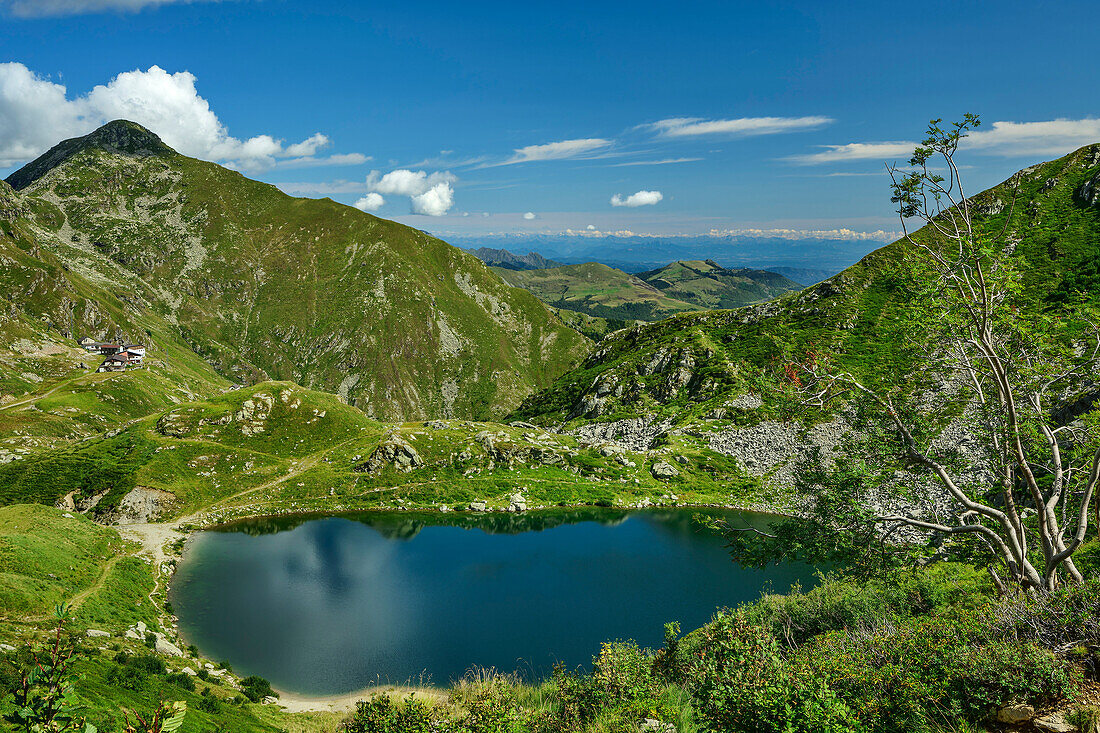 Bergsee Lago del Mucrone mit Monte Tovo im Hintergrund, GTA, Grande Traversée des Alpes, Biella, Alpi Biellesi, Walliser Alpen, Piemont, Italien