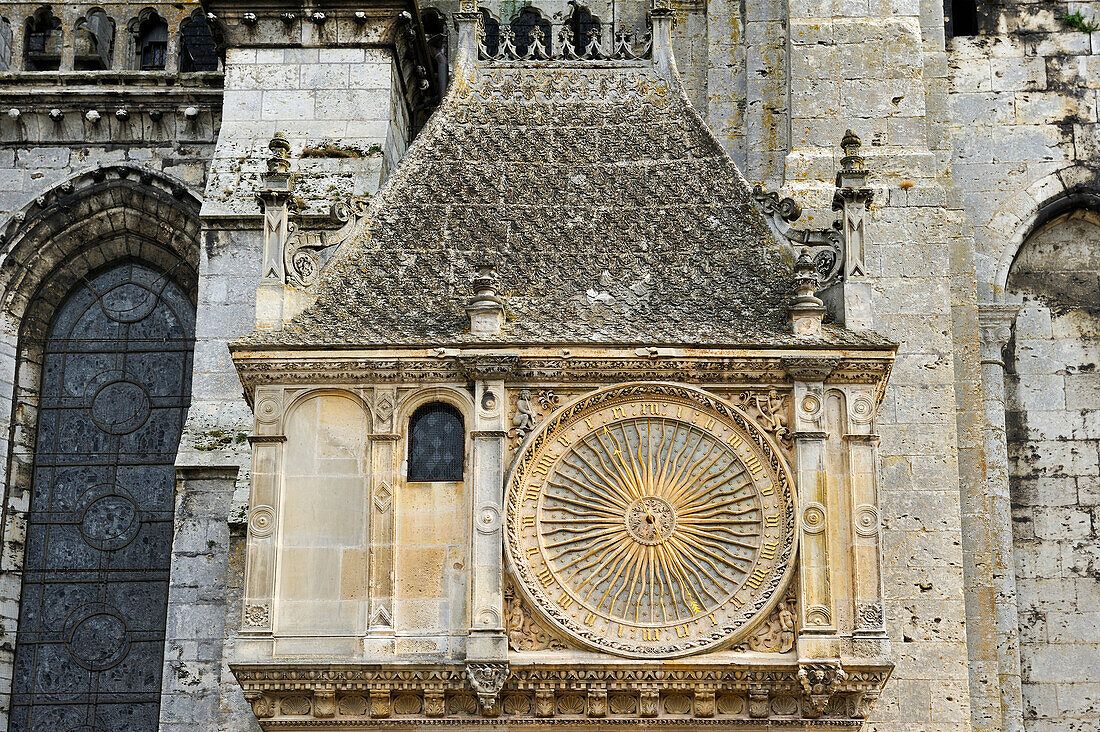 Astronomische Uhr an der Nordfassade der Kathedrale Notre Dame, Stadt Chartres, Departement Eure-et-Loir, Region Centre-Val-de-Loire, Frankreich, Europa