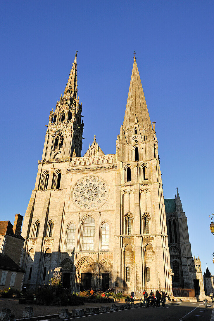 Westfassade der Kathedrale Notre Dame, Chartres, Eure et Loir-Departement, Region Centre, Frankreich, Europa