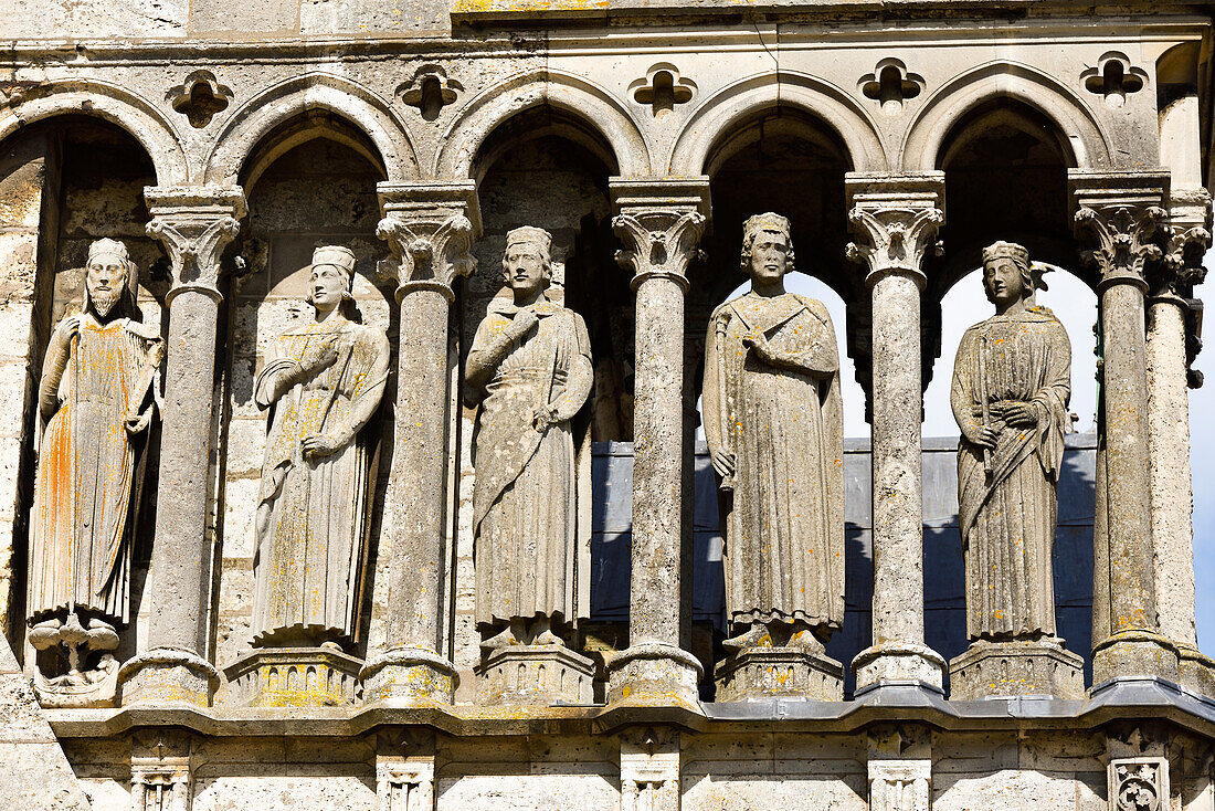 Statuen an der Südseite der Kathedrale Notre Dame, Stadt Chartres, Département Eure-et-Loir, Region Centre-Val-de-Loire, Frankreich, Europa