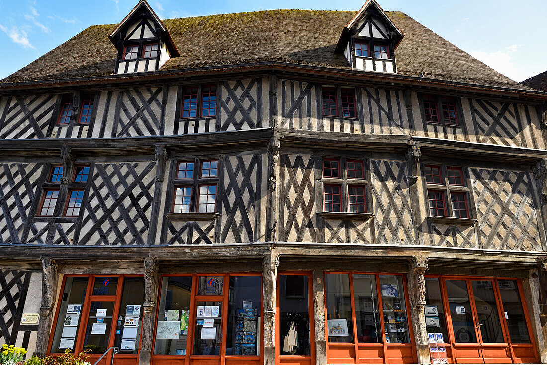 Historisches Fachwerkhaus 'Maison du Saumon' (Haus des Lachses), Stadt Chartres, Département Eure-et-Loir, Region Centre-Val-de-Loire, Frankreich, Europa