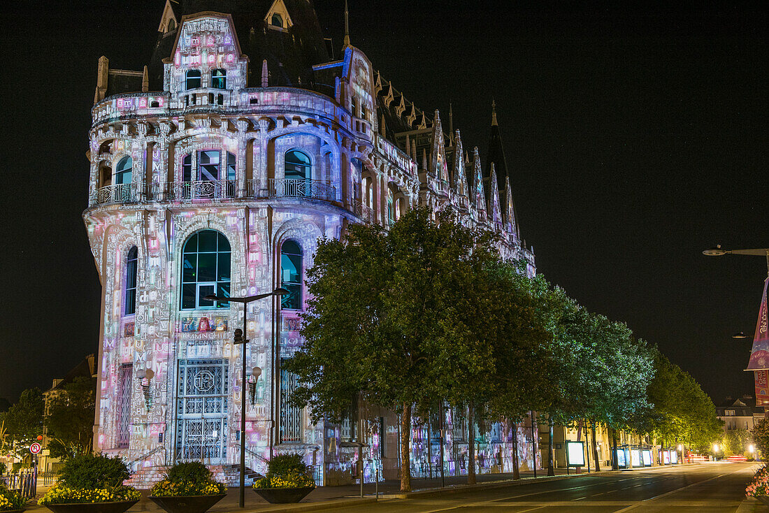  Beleuchtung der Mediathek „L&#39;Apostrophe“ im ehemaligen Postamt (Künstlerische Gestaltung: Spectaculaires, Les Allumeurs de lumieres), Stadt Chartres, Département Eure-et-Loir, Region Centre-Val-de-Loire, Frankreich, Europa 