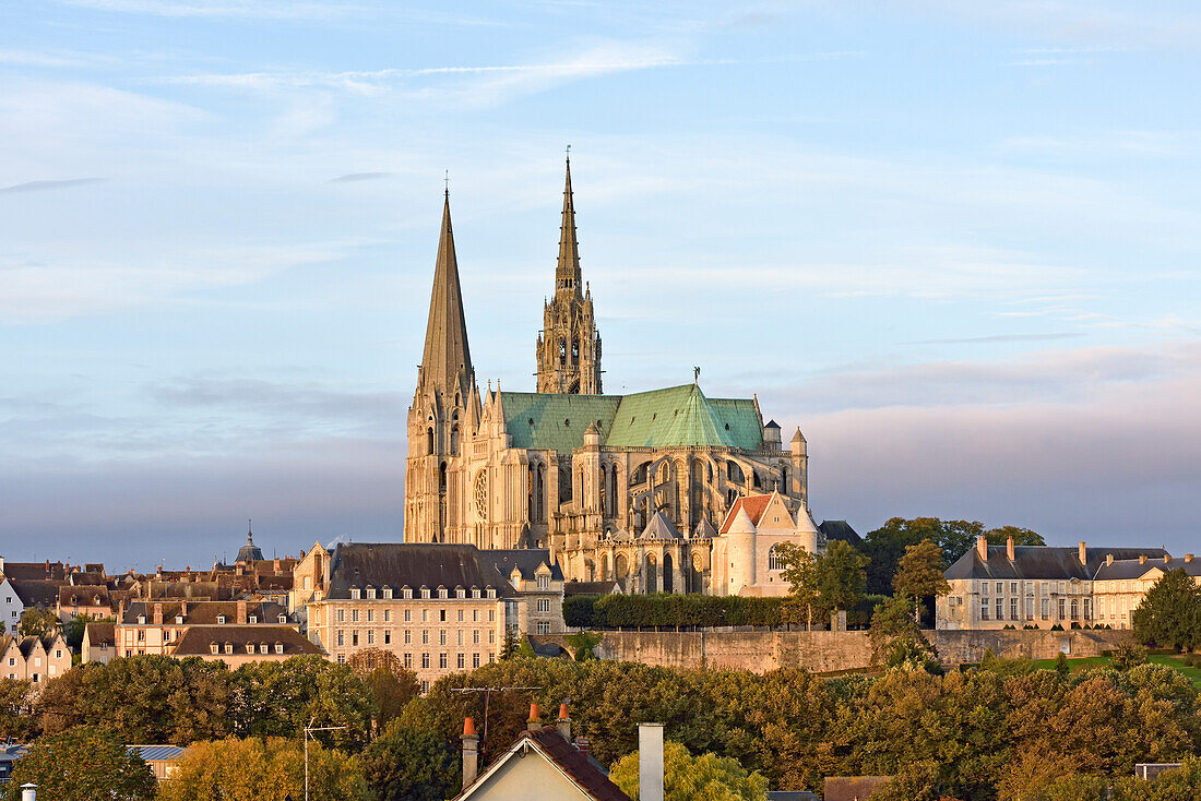 Blick auf Kathedrale Notre Dame (Unserer Lieben Frau), Chartres, Departement Eure-et-Loir, Region Centre-Val de Loire, Frankreich, Europa