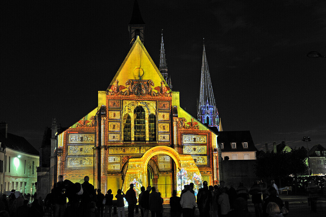 Beleuchtung der Fassade der alten Kapelle Sainte-Foy, Chartres, Département Eure-et-Loir, Region Centre, Frankreich, Europa