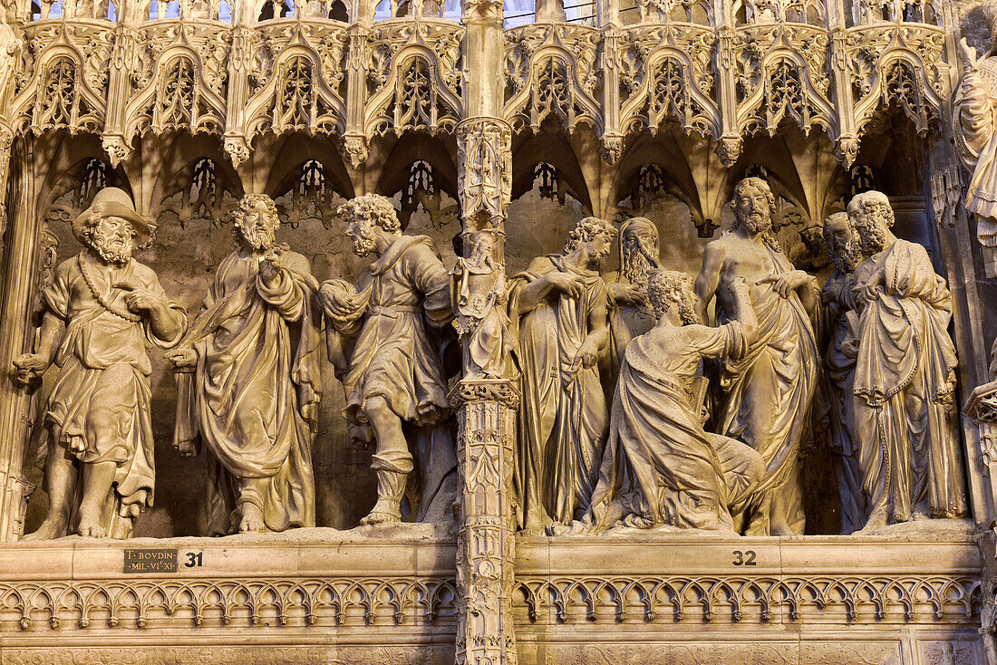 Skulpturenszene 'Die Jünger von Emmaus', Kathedrale Notre Dame Chartres, Departement Eure et Loir, Region Centre, Frankreich, Europa