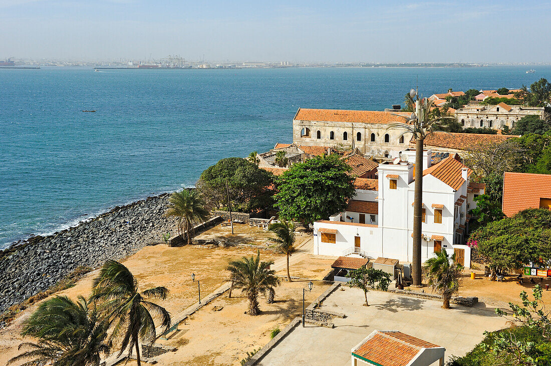 Blick vom Denkmal Memorial de Gorée du Castel, auf das Dorf, Ile de Goree (Insel Goree), Dakar, Senegal, Westafrika