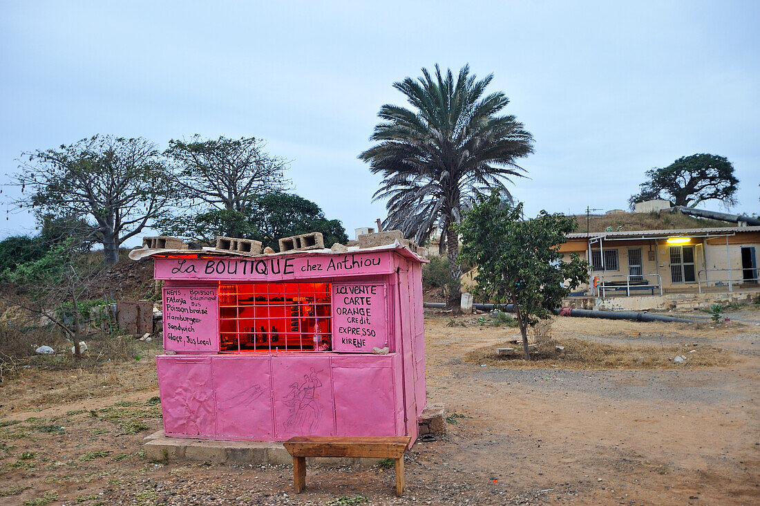 Kleiner Kiosk am Fuße des 'Monument de la Renaissance Africaine', am Zwillingshügel Collines des Mamelles, Dakar, Region Dakar, Senegal, Westafrika