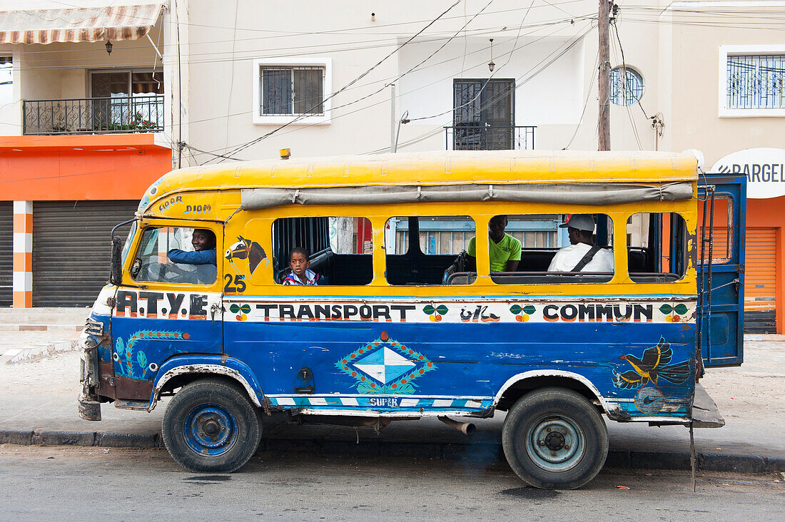 Bunter Bus in einer Straße von Dakar, Region Dakar, Senegal, Westafrika