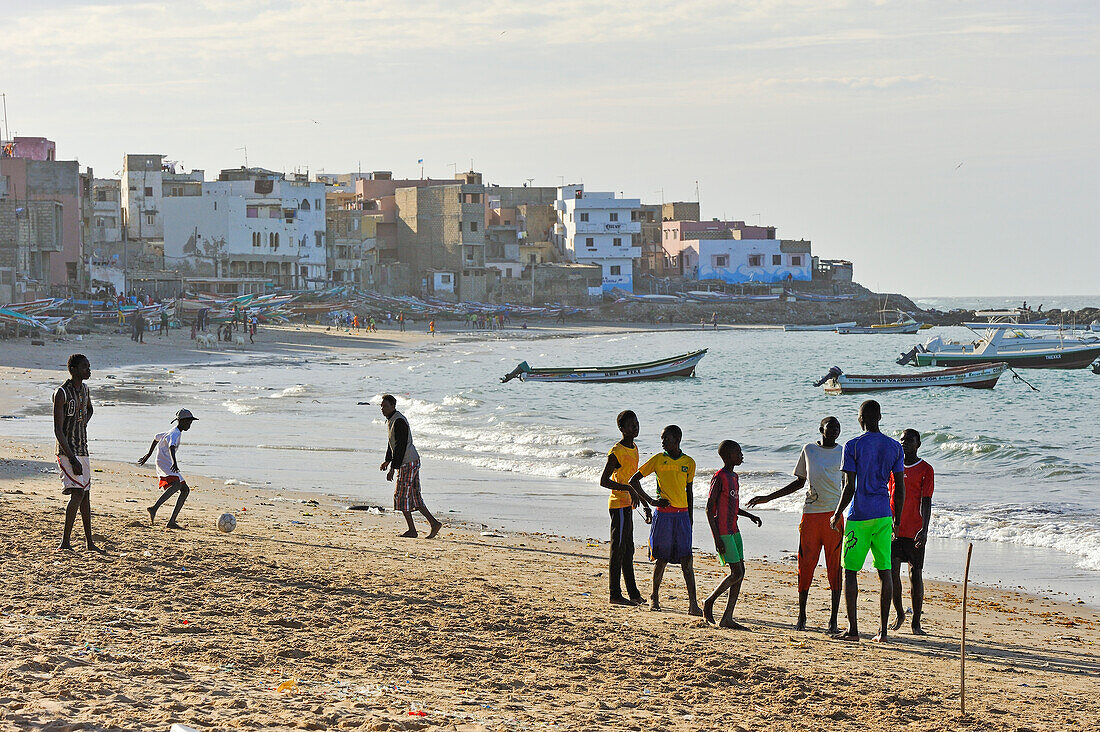 Jugendliche spielen am Strand im Dorf Ngor, Pointe des Almadies, Dakar, Senegal, Westafrika