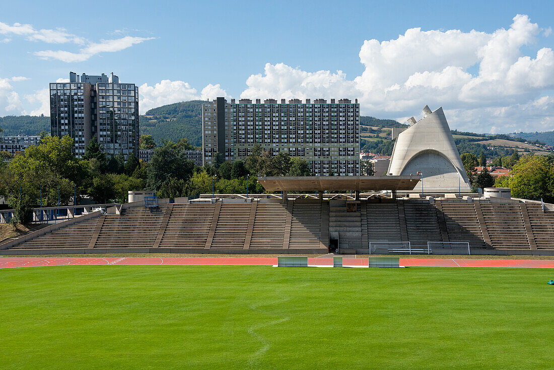 Stadion und Moderne Kirche Saint Pierre, Denkmal Le Corbusier, Firminy, Saint-Etienne, Departement Loire, Region Auvergne-Rhone-Alpes, Frankreich, Europa