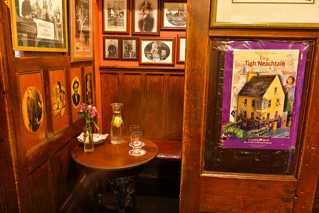 snug (alcove) at Tigh Neachtain on the corner of Cross Street and Quay Street Galway, Connemara, County Galway, Republic of Ireland, North-western Europe