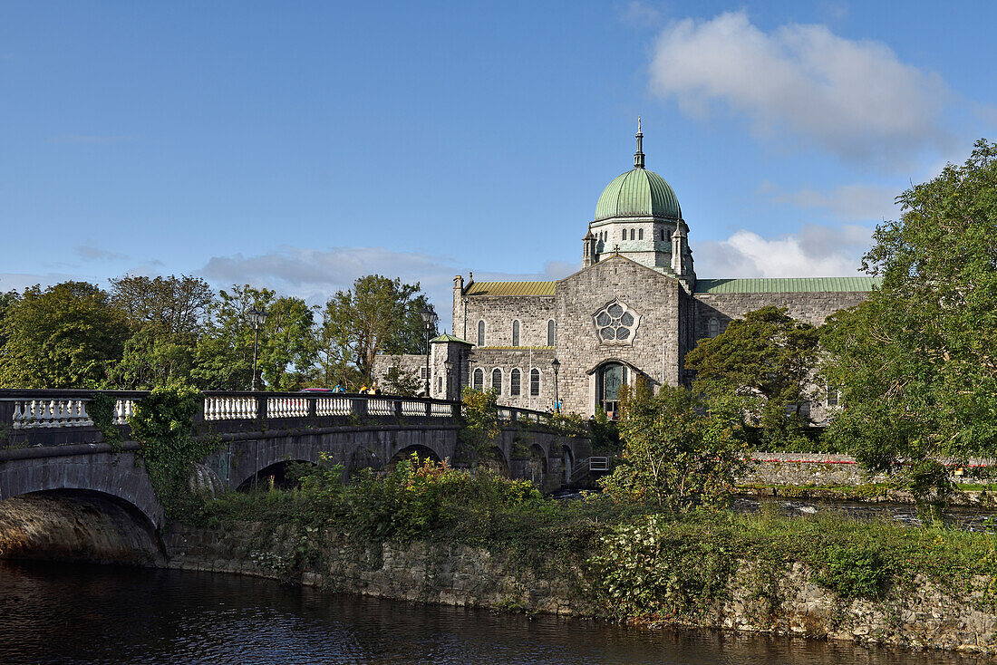  Corrib River mit der Kathedrale im Hintergrund, Galway, Connemara, County Galway, Republik Irland, Nordwesteuropa 