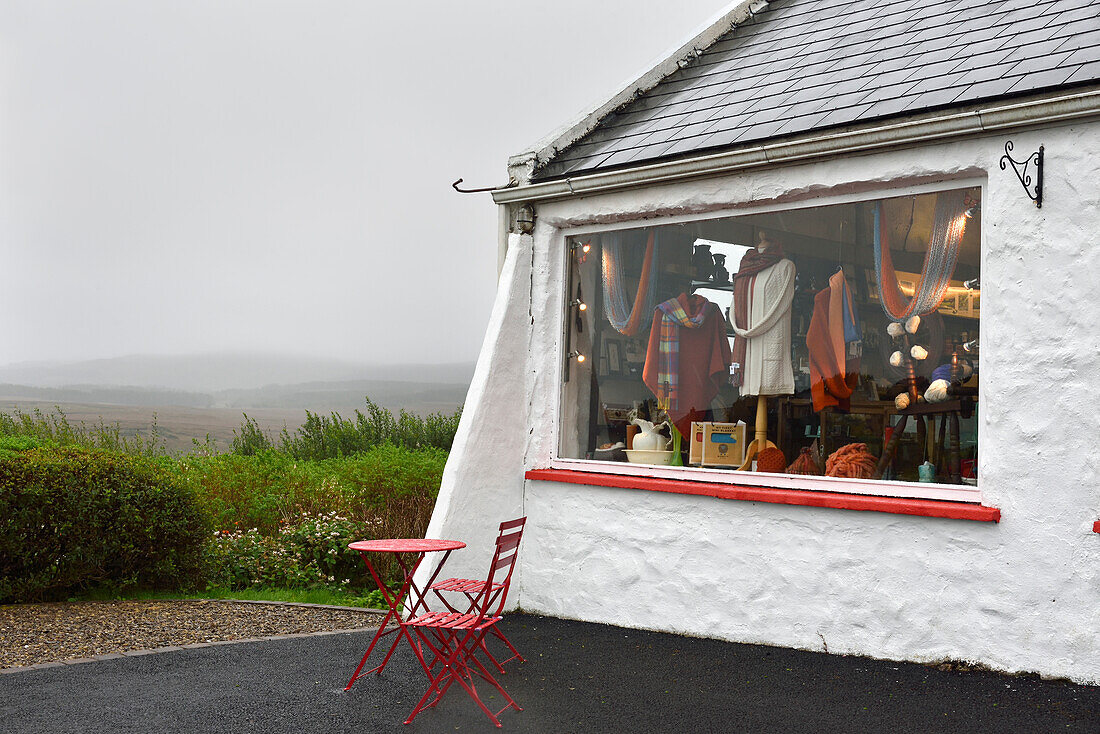 Cottage 'Irish Handcrafts and knitwear' shop (Laden für Kunsthandwerk und Strickwaren), Moyard, Connemara, Grafschaft Galway, Irland, Westeuropa