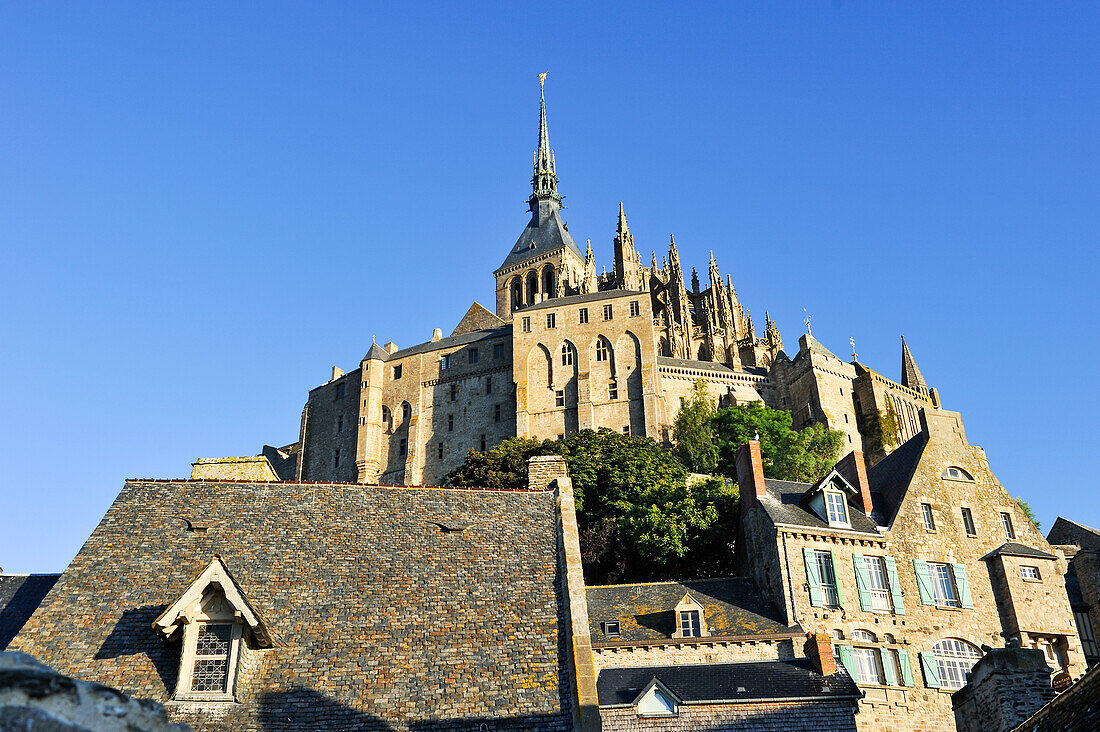 Blick auf die Abtei von der Stadtmauer des Mont-Saint-Michel, Département Manche, Normandie, Frankreich, Europa