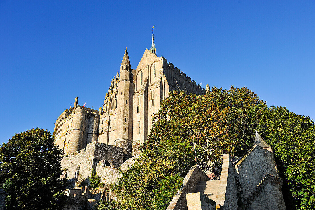 Blick auf die Abtei von der Stadtmauer des Mont-Saint-Michel, Département Manche, Normandie, Frankreich, Europa