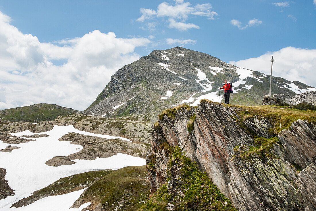 Wanderer an Aussichtspunkt, im Cadlimo-Tal, Val Piora, Kanton Tessin, Schweiz, Europa