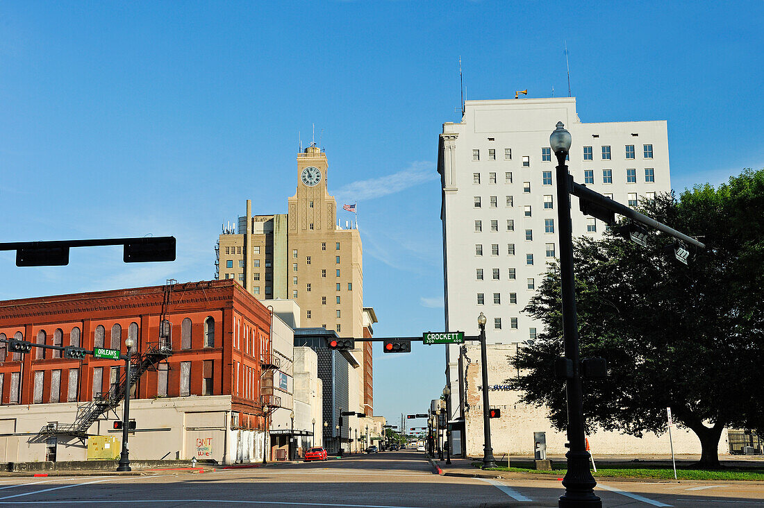 Orleans Avenue mit Jacinto Building im Hintergrund, Innenstadt von Beaumont, Texas, Vereinigte Staaten von Amerika, Nordamerika