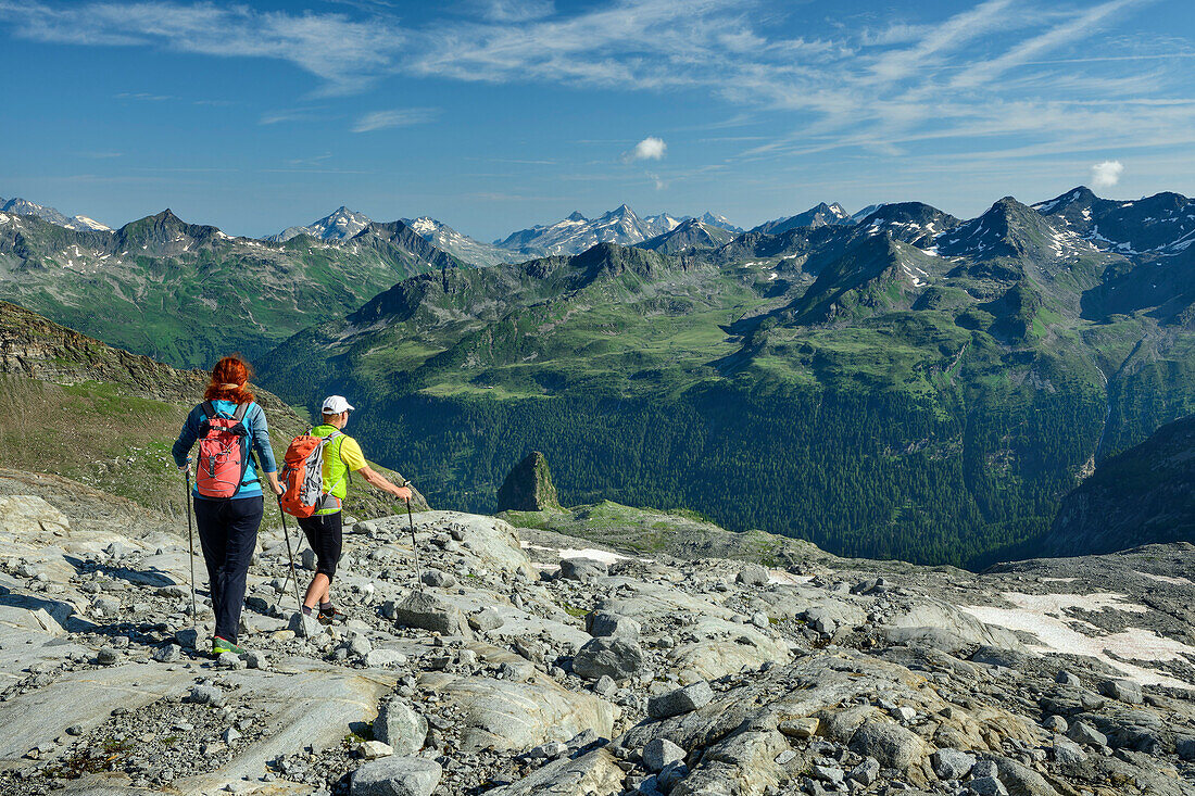 Mann und Frau beim Bergsteigen steigen über Felsplatten vom Magerstein ab, Magerstein, Rieserfernergruppe, Südtirol, Italien 