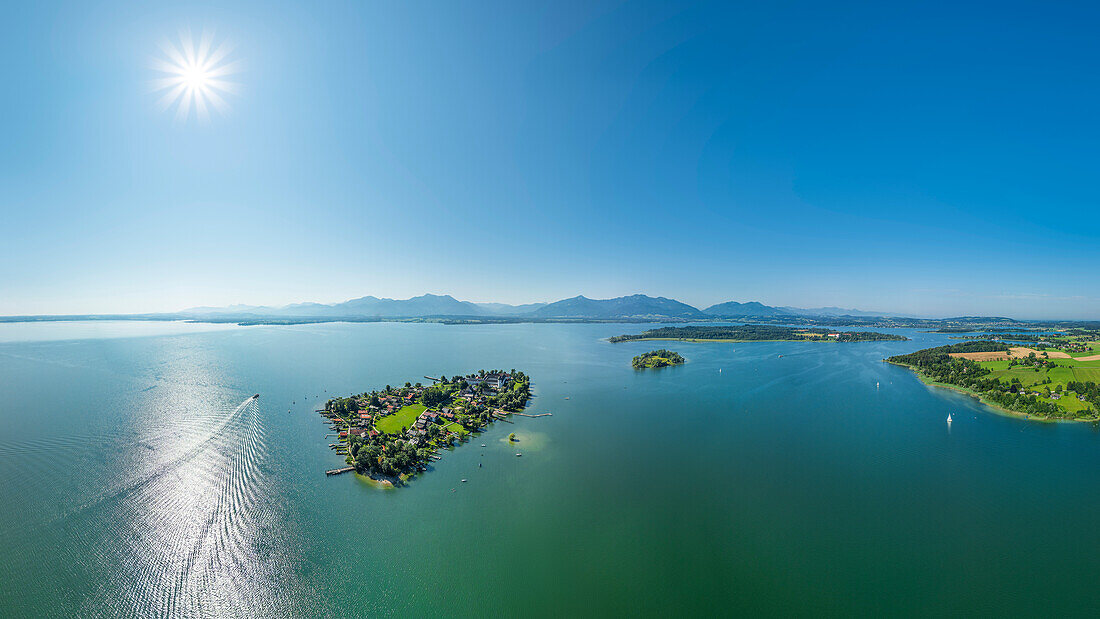 Panorama vom Chiemsee mit Fraueninsel, Krautinsel und Herreninsel und Chiemgauer Alpen im Hintergrund, Chiemsee, Oberbayern, Bayern, Deutschland