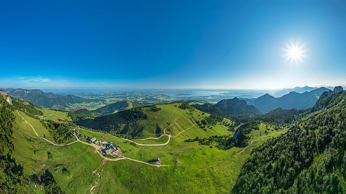 Panorama von der Kampenwand mit Blick auf Steinlingalm, Sulten und Chiemsee, Kampenwand, Chiemgauer Alpen, Oberbayern, Bayern, Deutschland